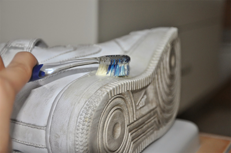 Засіб для чищення кросівок або щітка для взуття мають бути використані за призначенням та як у рекомендації виробника